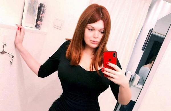 Во время проведения Каннского кинофестиваля модель plus size Юлия Рыбакова случайно оголилась на красной дорожке