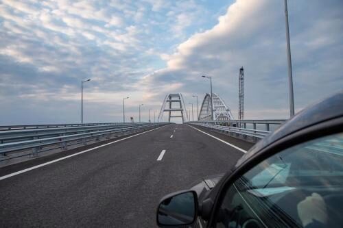 «Все на мост»: первые посетители Крымского моста начали флэшмоб в Сети