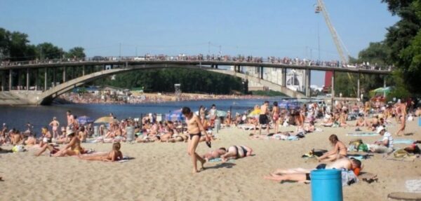 Киевлянам не рекомендуют купаться ни на одном пляже столицы