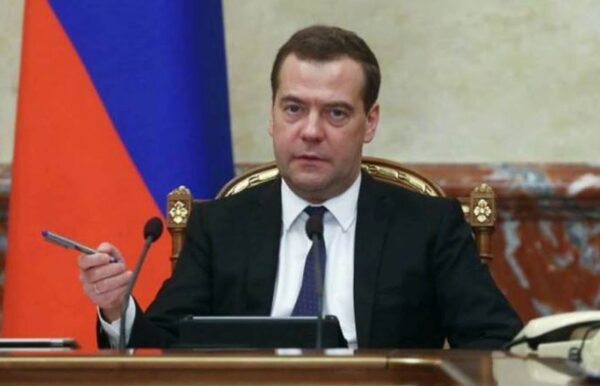 Медведев и Сечин пообщались о стабилизации цен на бензин