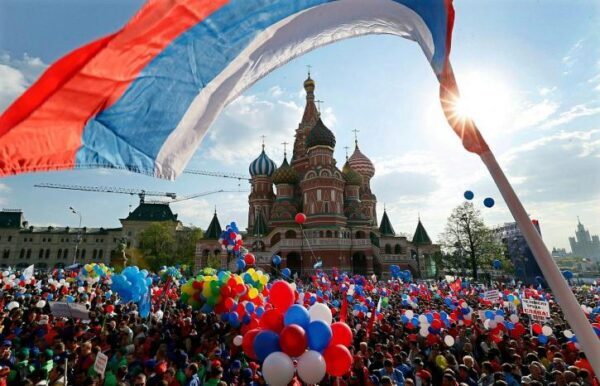 Половина россиян не знают, что празднуется 12 июня