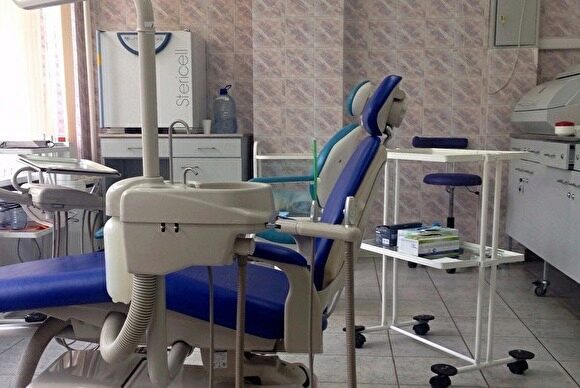 На сотрудницу стоматологии завели уголовное дело за продажу средств для зубных протезов