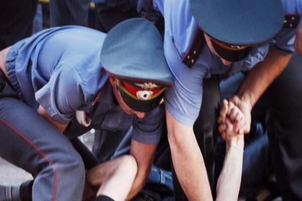Одного выстрела недостаточно: в Ростовской области двое полицейских еле справились с пьяным лихачом  