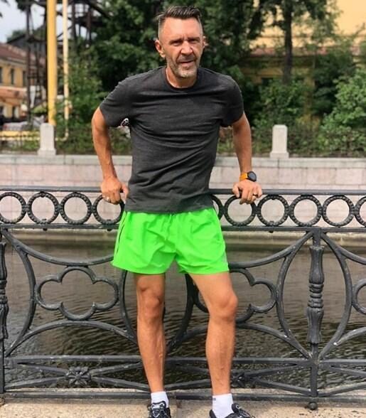 Сергей Шнуров призывает пить, курить и выходить на пробежку