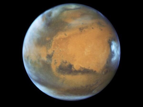 Ученые обнаружили на Марсе озеро с жидкой водой