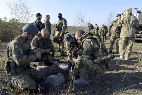 Украинские силовики терпят поражение в Донбассе, но не от боевых действий – военкоры