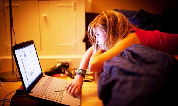 В Великобритании 60% подростков чувствуют давление в соцсетях