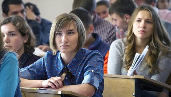 ВЦИОМ: Треть молодых россиян хотят уехать жить за границу