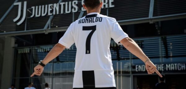 «Ювентус» за день продал полмиллиона футболок с именем Роналду