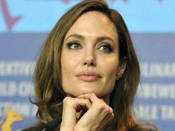 СМИ: 43-летнюю Анджелину Джоли госпитализировали с психическим расстройством