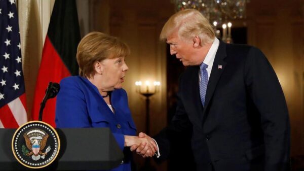Трамп и Меркель обсудили по телефону ситуацию в Украине