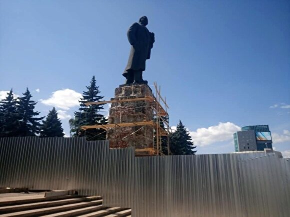 В Челябинске во время ремонта повредили памятник Ленину