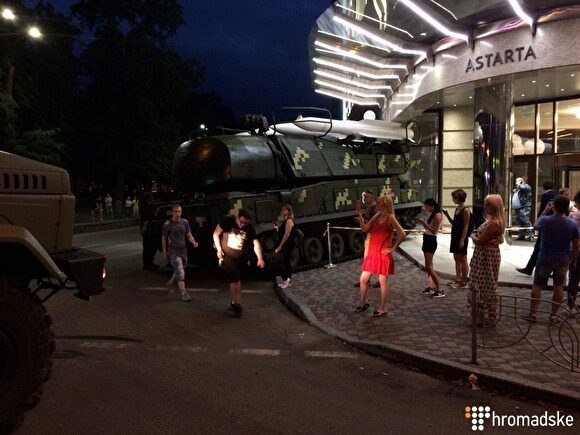 Зенитная установка врезалась в бизнес-центр после репетиции парада в Киеве
