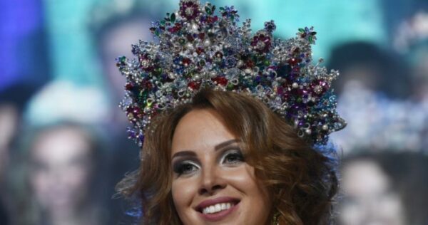 Жена шоумена Дмитрия Диброва передала корону и титул главной миссис страны
