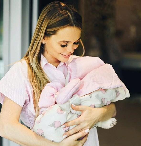 Анна Хилькевич показала фото с новорожденной дочерью