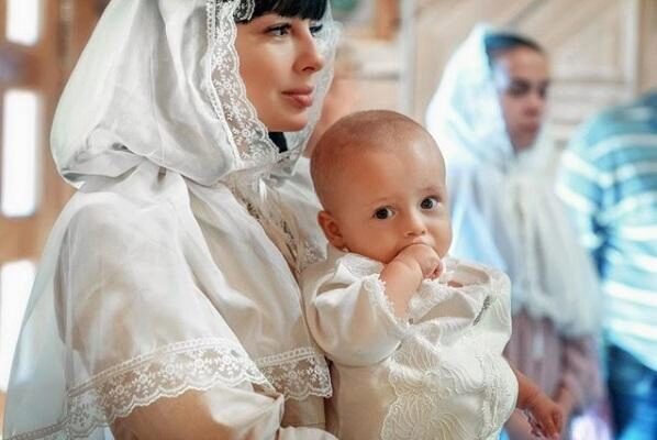 Нелли Ермолаева крестила своего сына и впервые показала его лицо