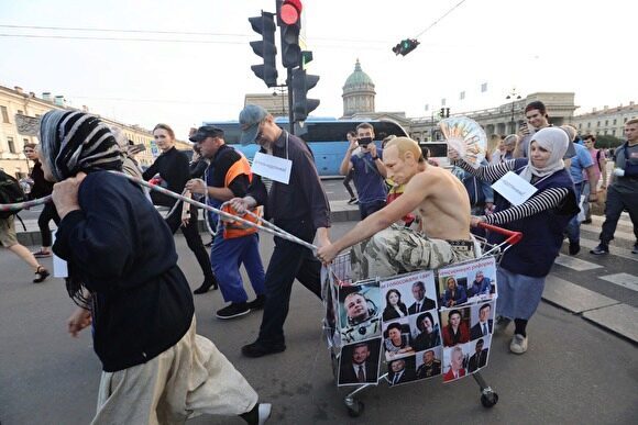 «Путин» проехал по Петербургу на повозке, запряженной людьми предпенсионного возраста