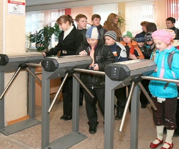 Родители школьников Петербурга недовольны введением турникетов в учебных заведениях