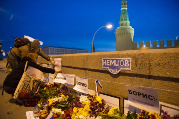 В Москве у мемориала Немцова на дежурных с фекалиями напали прокремлевские активисты