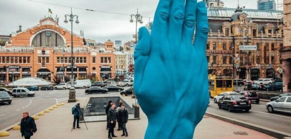 Вместо Ленина в Киеве поставили синюю руку дружбы