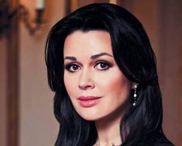 Звезду сериала «Моя прекрасная няня» Анастасию Заворотнюк обокрали на 1 миллион рублей