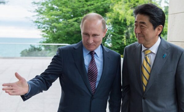 Абэ: Япония хочет заключить мирный договор с Россией, решив территориальный вопрос