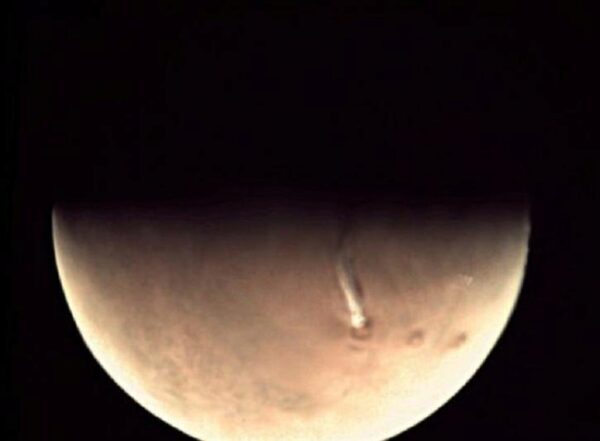 Астрономы второй месяц следят за странным облаком на Марсе