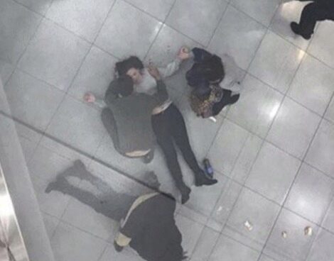 Девушка, упавшая в московском ТЦ с перил, погибла