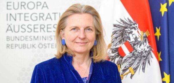 Глава МИД Австрии выступила против отмены антироссийских санкций