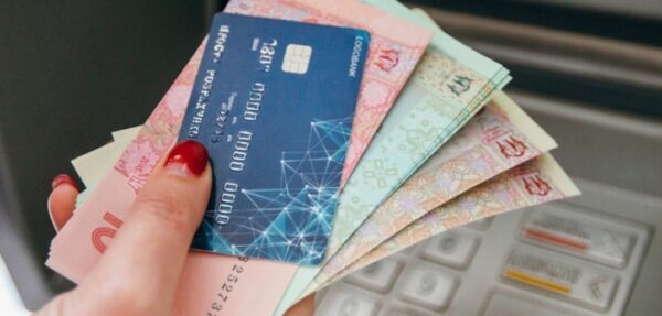 Госстат: средняя зарплата украинцев превысила 9 тысяч грн