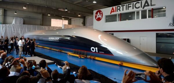 Hyperloop показал первую пассажирскую капсулу
