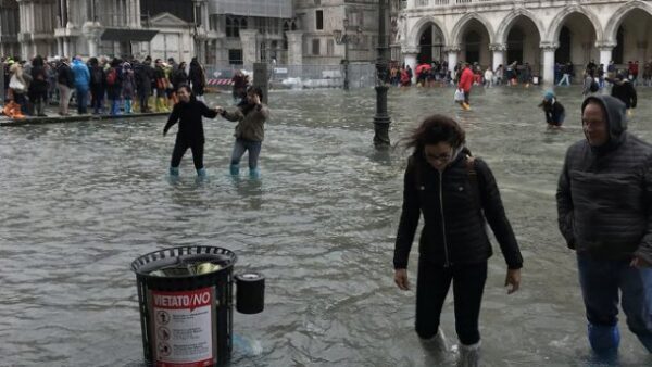 На Италию обрушилась непогода: 0,75 Венеции — под водой