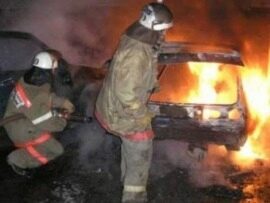 Ночью в Екатеринбурге на парковке около храма загорелись четыре машины