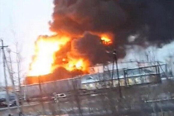 Пожар на месторождении «Роснефти» в ХМАО перекинулся с резервуаров на админздания