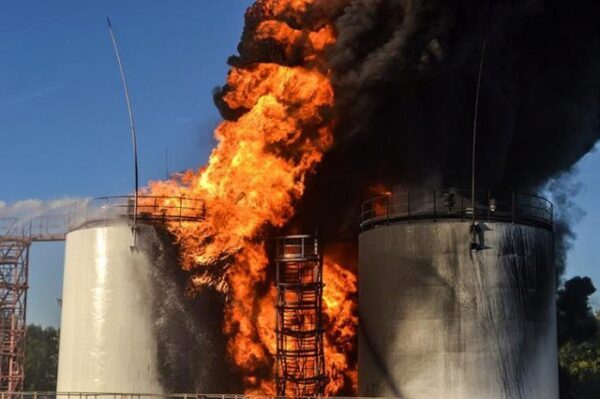 В Югре на нефтеперерабатывающей станции произошел пожар