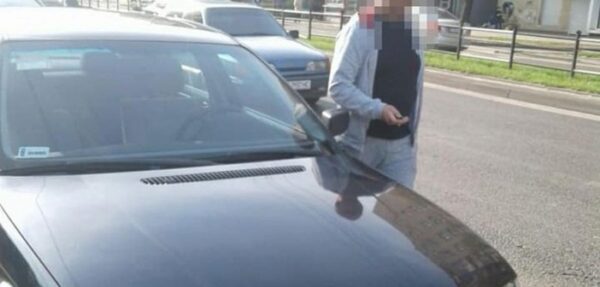 Во Львове водитель укусил полицейского и пытался проглотить документы