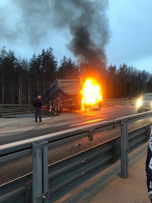 В Санкт-Петербурге при столкновении двух грузовиков и автобуса погибло 8 человек