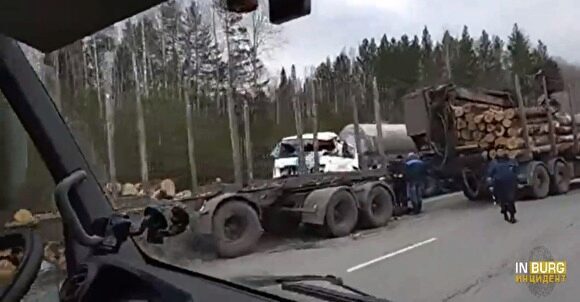 В Свердловской области прицеп, груженный бревнами, пробил кабину автоцистерны