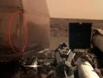 Аппарат НАСА прислал с Марса фото отражения инопланетянина