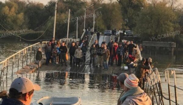 ЧП в Ростове-на-Дону: затонула часть понтонного моста, люди оказались отрезанными от берега