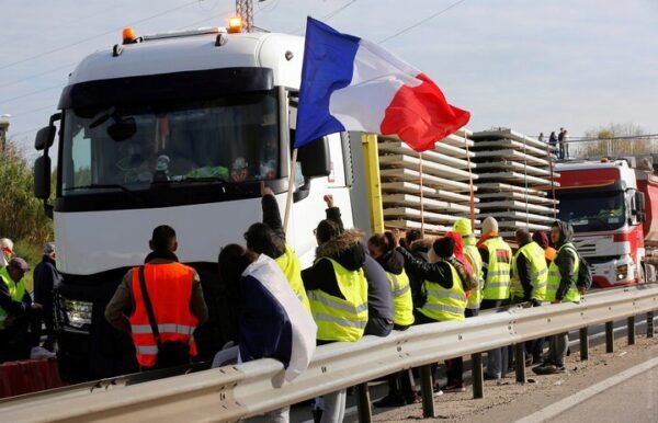Демонстрантов в Париже разгоняли слезоточивым газом и водометами — Протесты во Франции