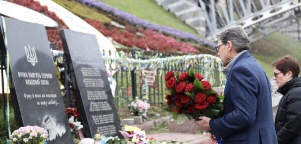 Глава Минэнерго США возложил цветы к Мемориалу героям Небесной сотни в Киеве