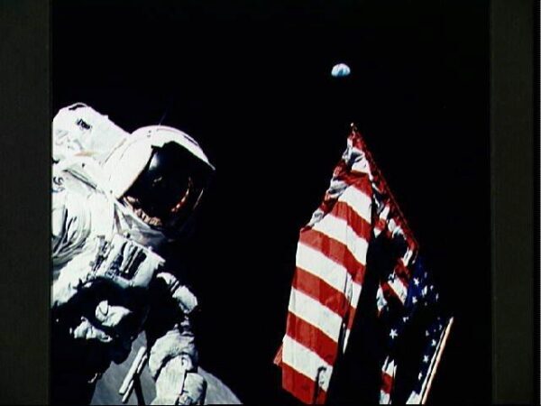 Глава «Роскосмоса» Дмитрий Рогозин предложил проверить, действительно ли американцы высаживались на Луне