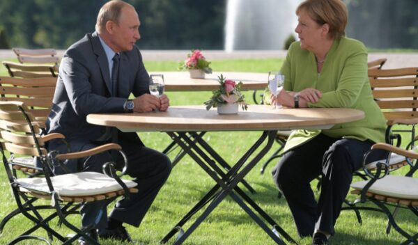 Меркель и Путин сорвали вступление Украины в НАТО, заявили в Киеве