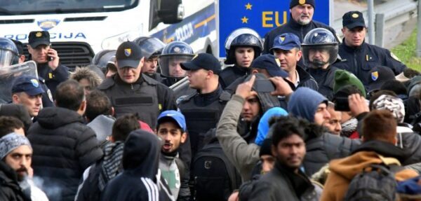 МВД Австрии предупредило об угрозе прорыва в Евросоюз 20 тыс мигрантов