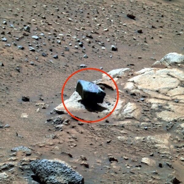 На Марсе обнаружен загадочный левитирующий камень – конспирологи в замешательстве