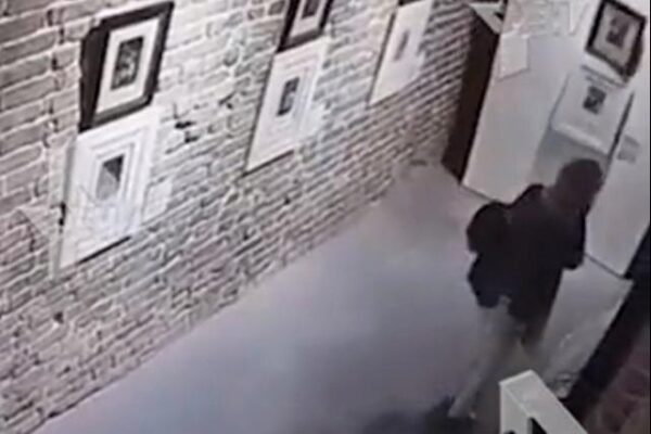 На выставке в Екатеринбурге две девушки повредили картину Дали