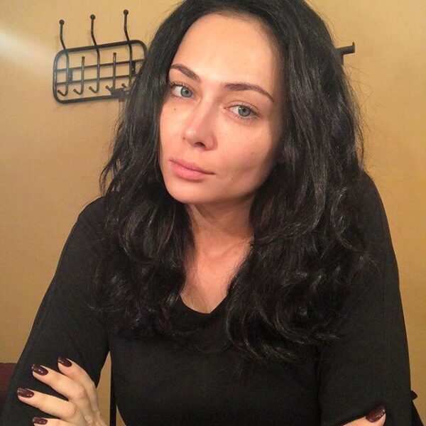 Настасья Самбурская опубликовала в Instagram фото с недовольным лицом