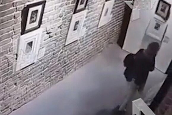 На выставке в Екатеринбурге повреждены картины Дали и Гойи. Галеристы обвиняют посетителей