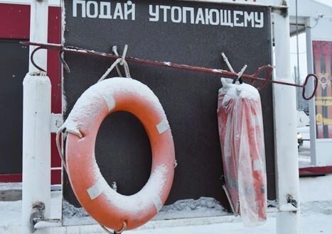 На Ямале идет операция по спасению рыбаков со льдины, которая откололась от берега
